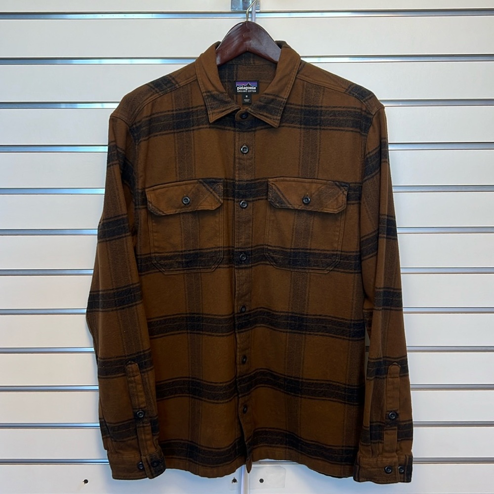 Patagonia men’s button down. 100% Organic Cotton